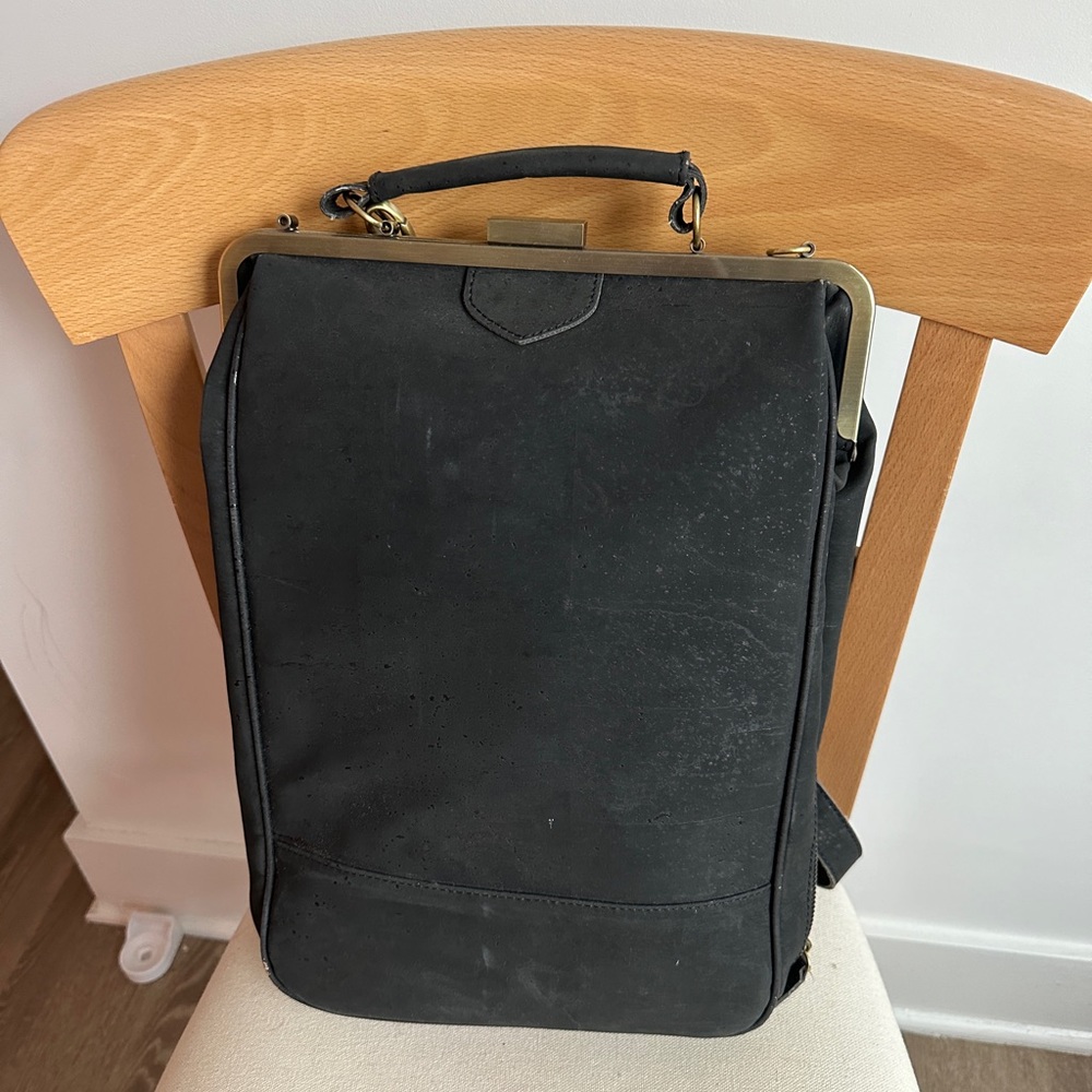 Black La Flore Paris Bobobark and luggage adapter